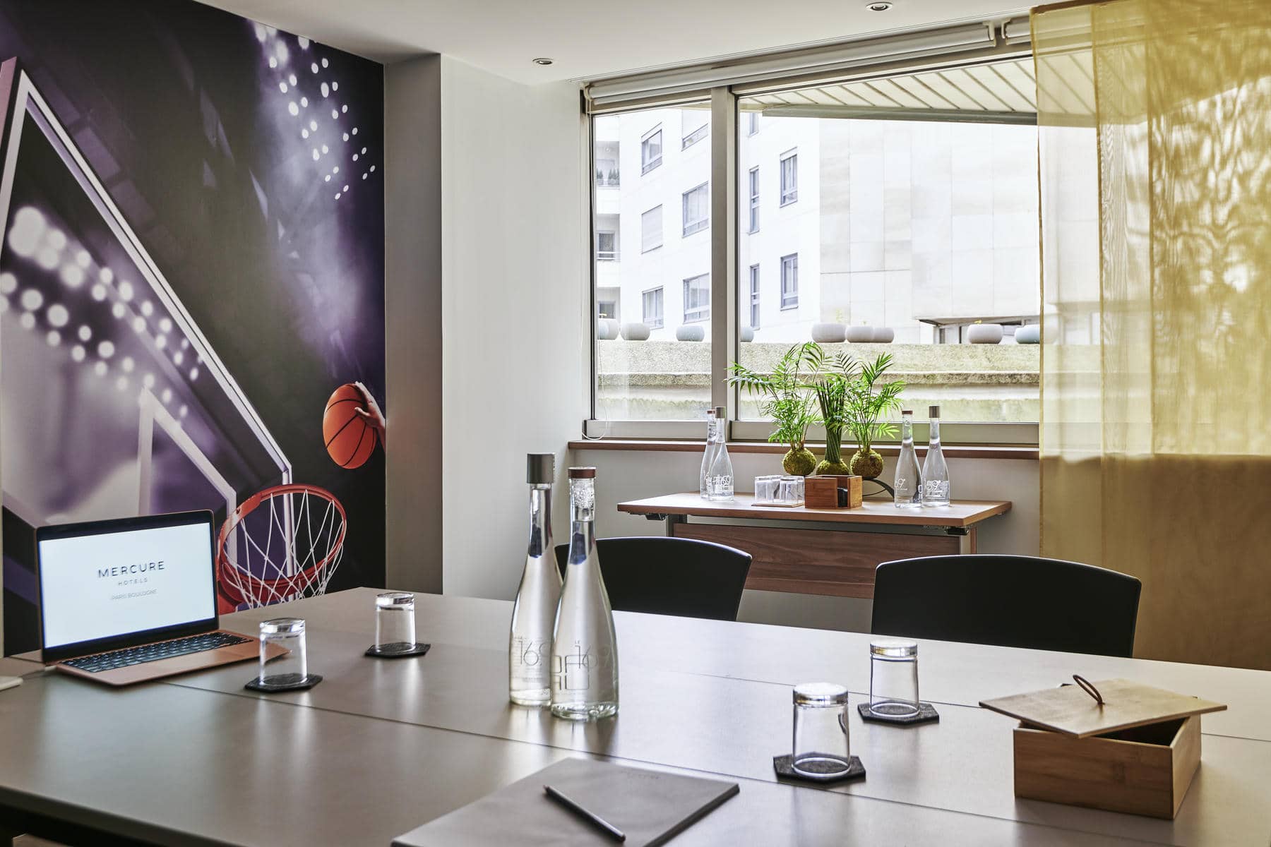 une salle de conférence mercure avec un ordinateur portable sur la table