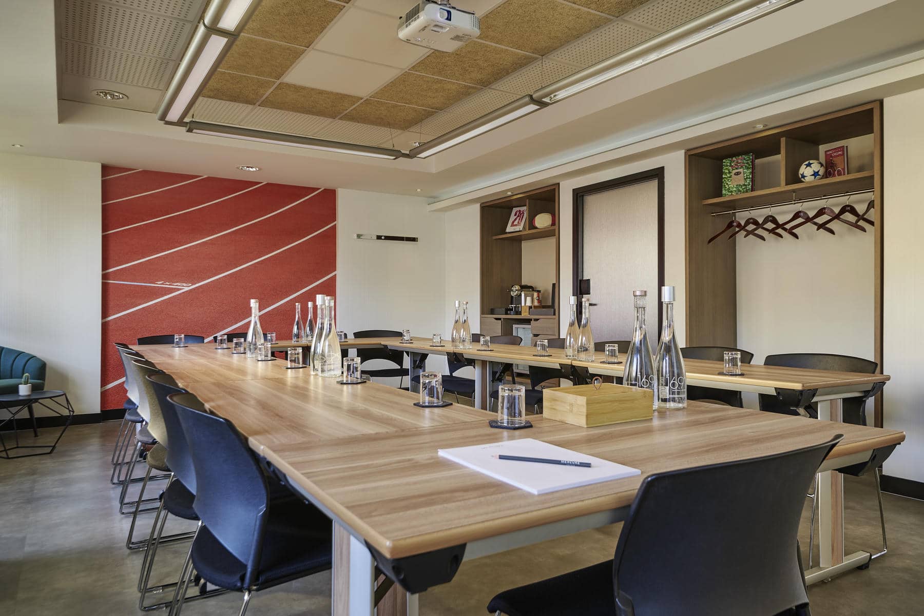 une salle de conférence avec un projecteur au plafond