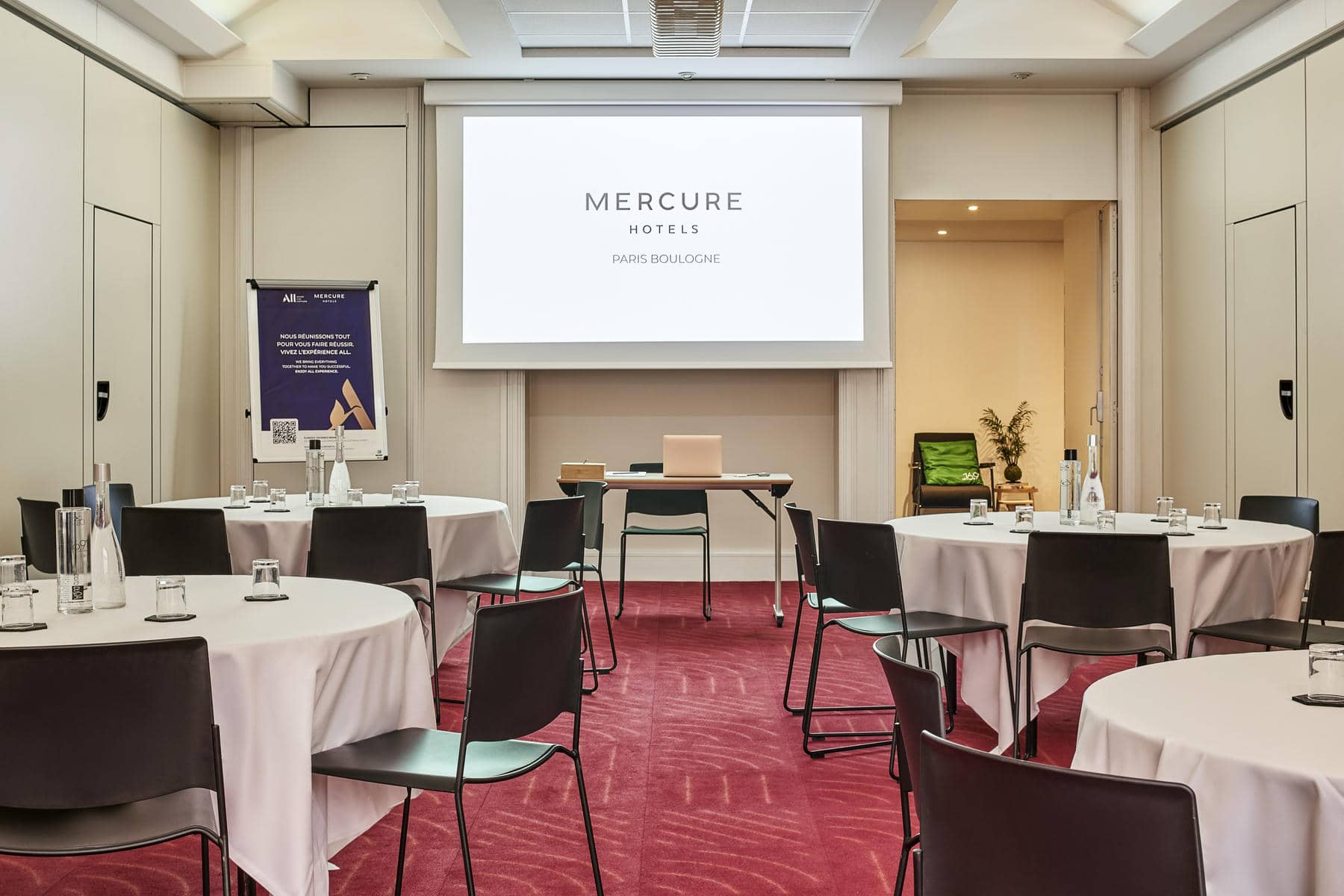 une salle de conférence aménagée pour les hôtels mercure paris boulogne