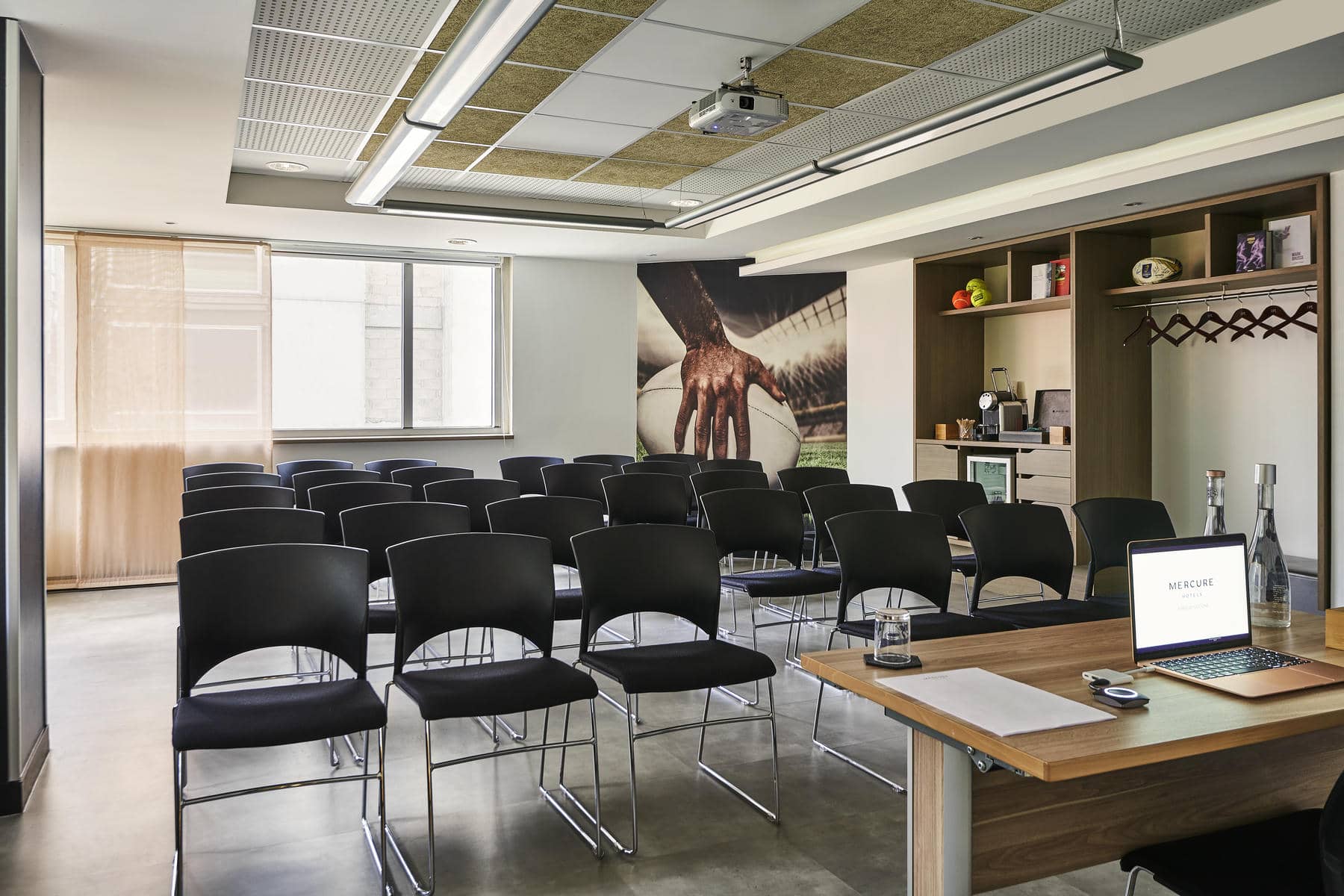 une salle de conférence avec des rangées de chaises et un ordinateur portable sur lequel est écrit " risque "