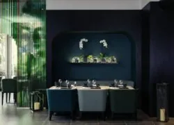 un restaurant avec des chaises vertes et un mur bleu