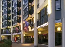 un bâtiment sur lequel figure un panneau indiquant le scénario