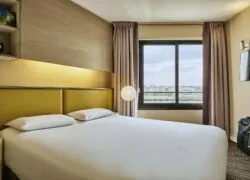 une chambre d'hôtel avec un grand lit et une fenêtre