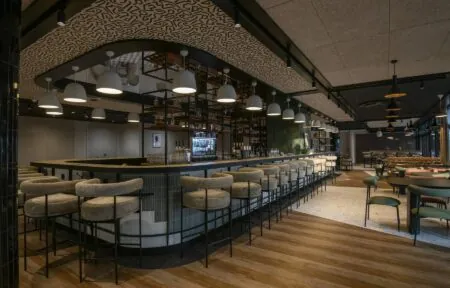 un bar dans un restaurant avec un plafond à motifs