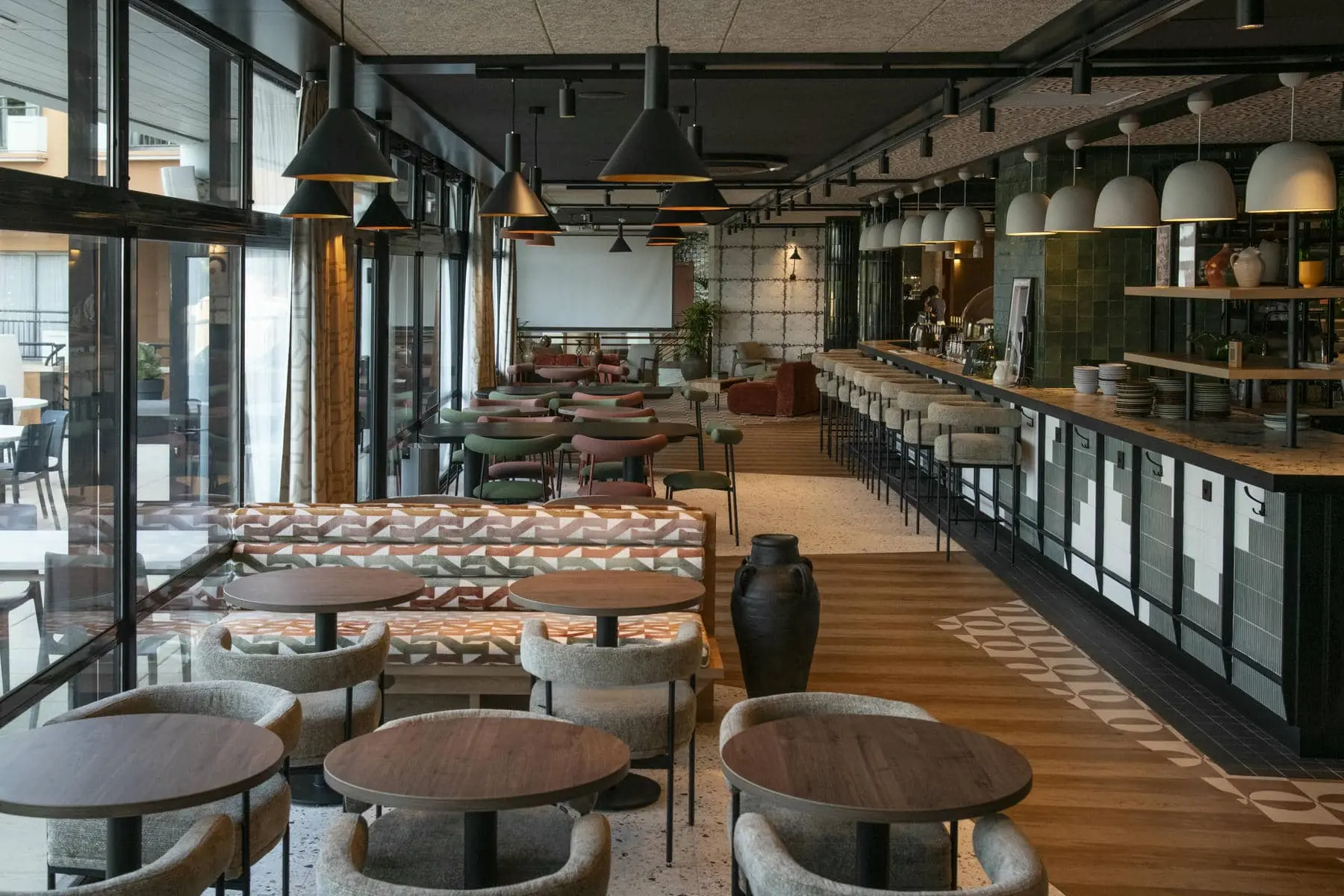 un restaurant avec tables et chaises et un bar