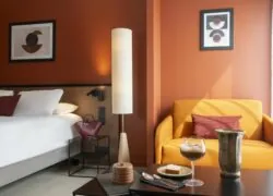 une pièce avec une chaise et une lampe avec une image sur le mur qui dit dc