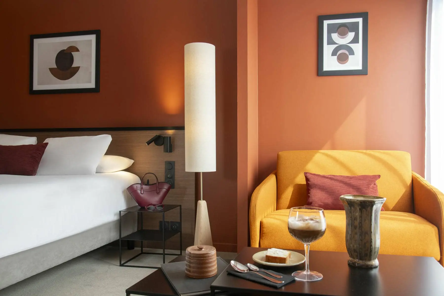 une pièce avec une chaise et une lampe avec une image sur le mur qui dit dc