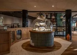 un restaurant avec un étalage de fromages sous un dôme