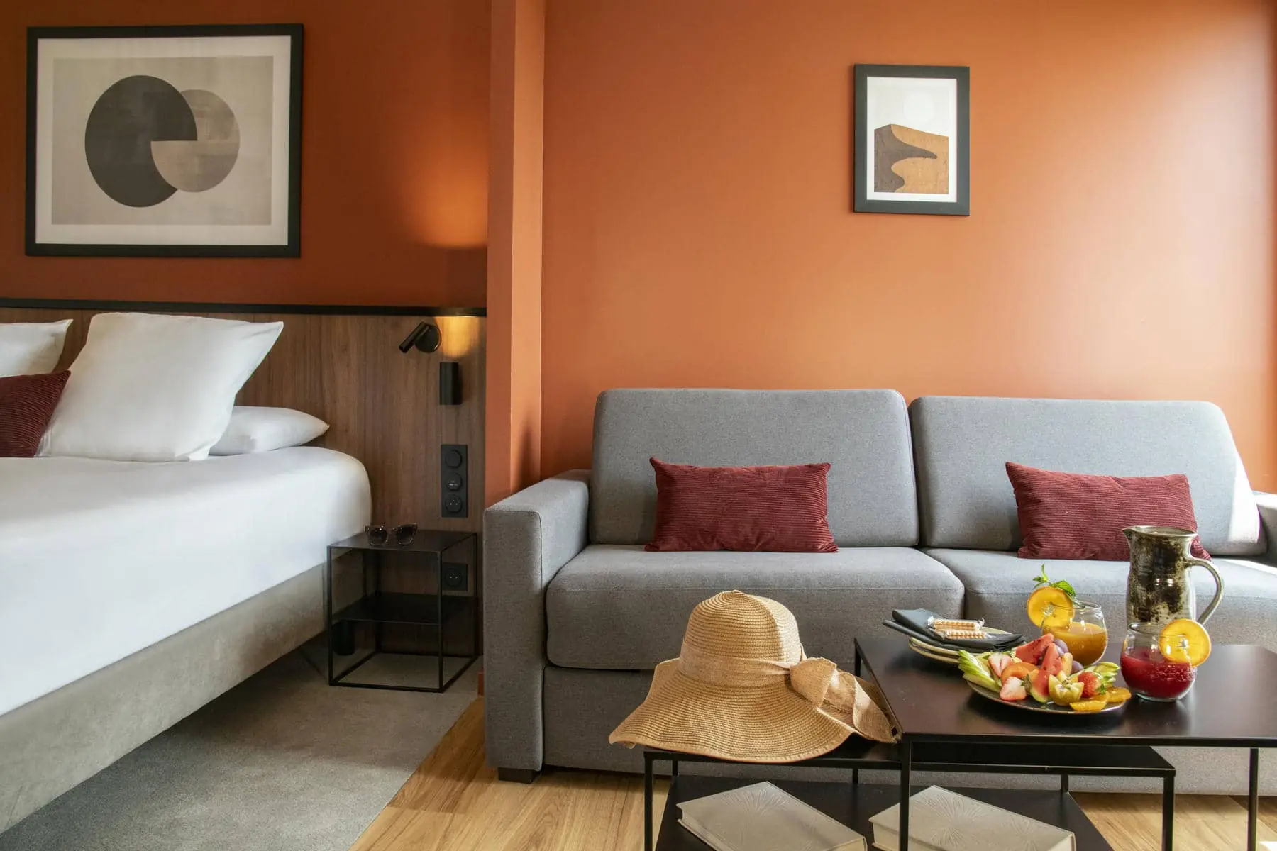 une chambre d'hôtel avec un canapé et un lit