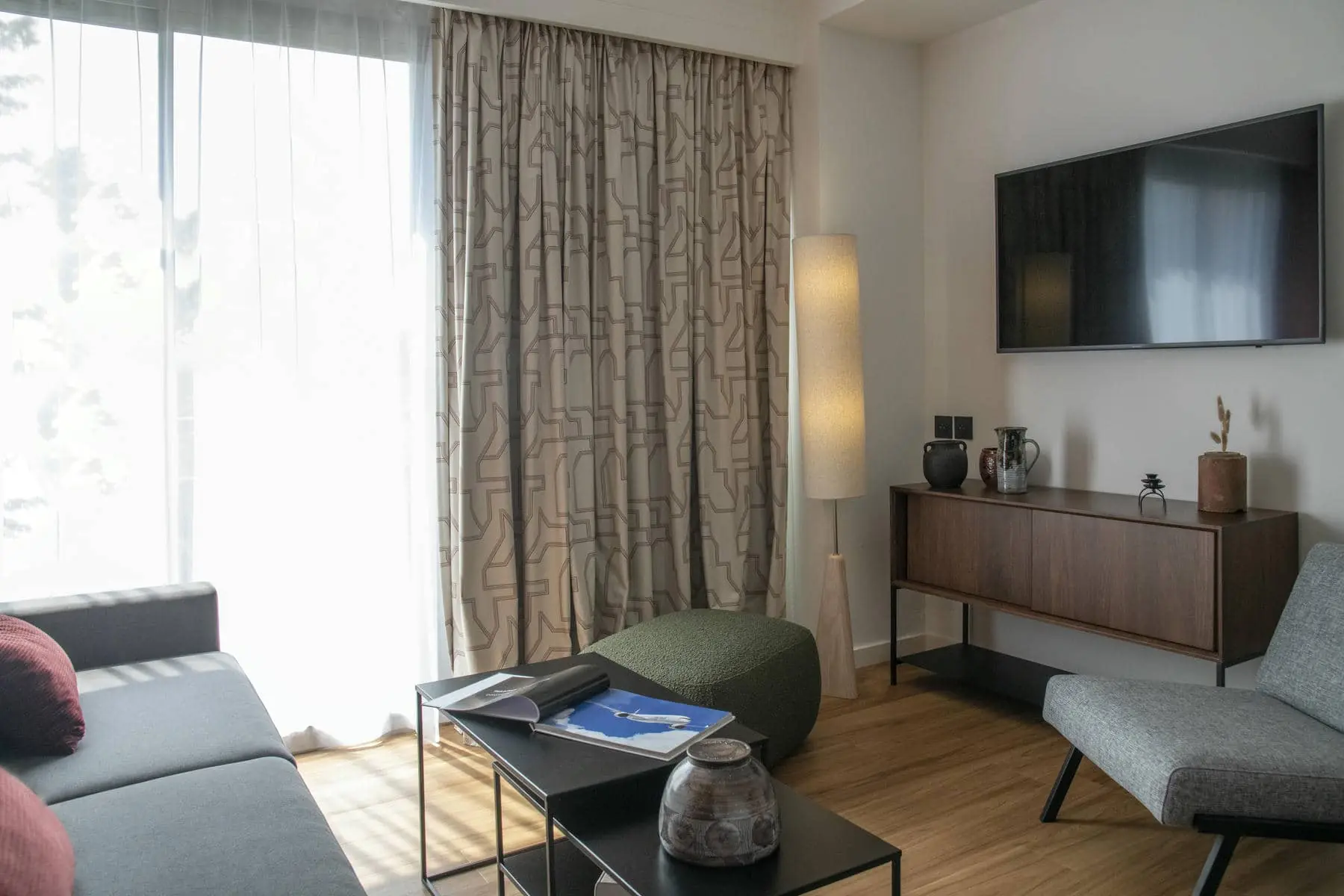 un salon avec un canapé et une télévision