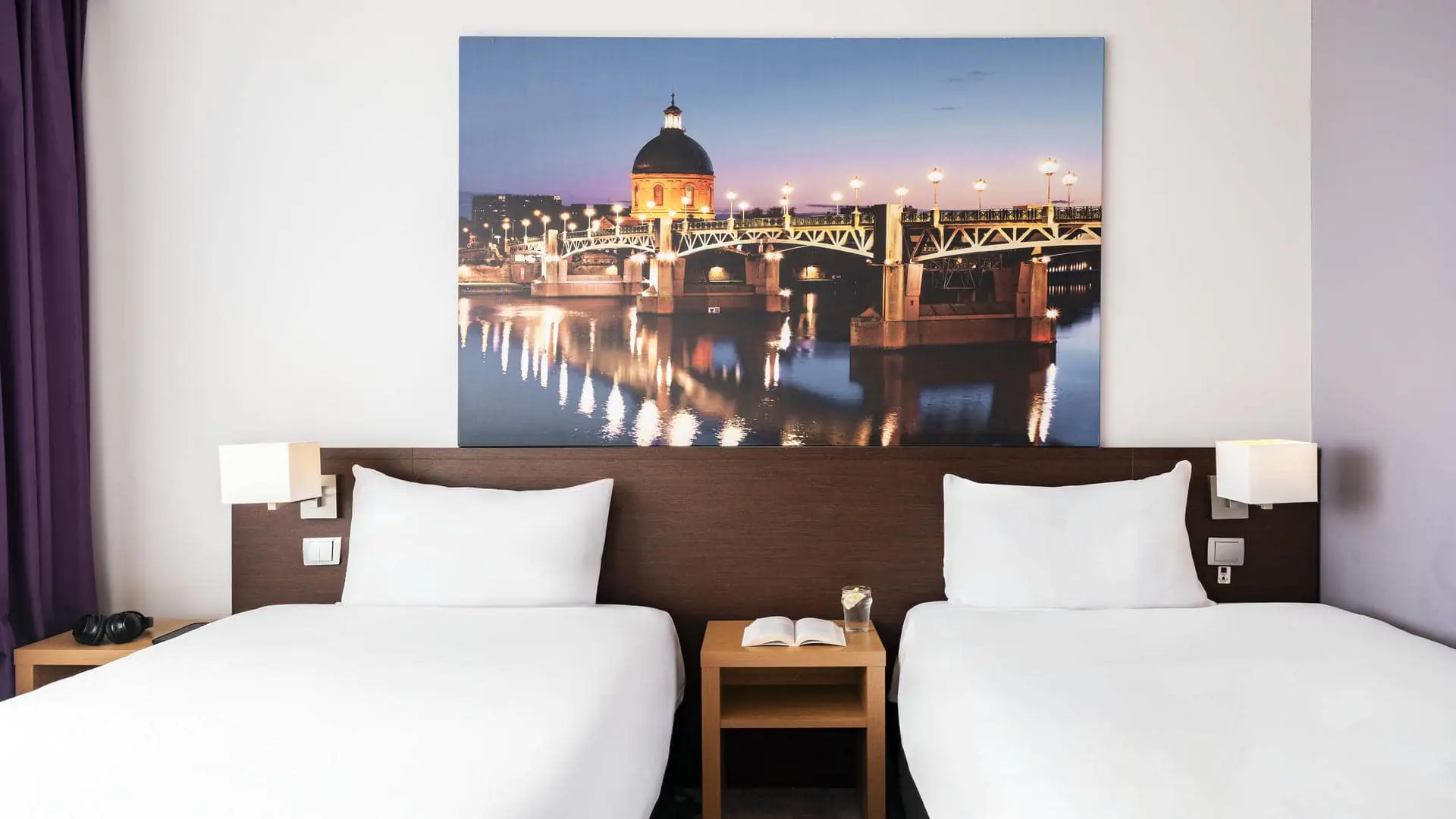 Chambre avec deux lits twin dans l’hôtel séminaire Mercure Toulouse Aéroport Golf de Seilh.