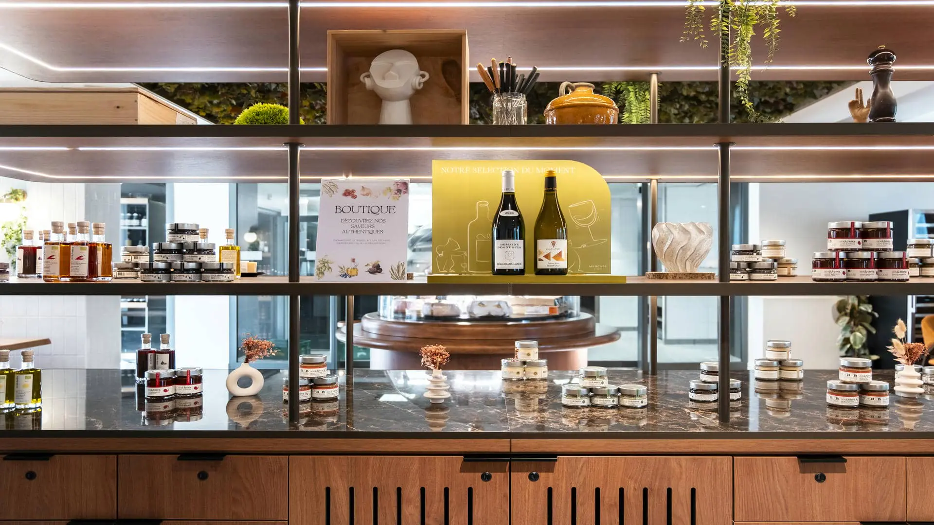 Une boutique d'épicerie fine située devant la plus grande cloche à fromages du monde.