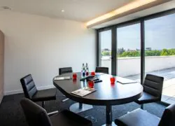 une salle de conférence avec une table ronde et des chaises