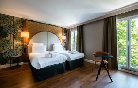 une chambre d'hôtel avec deux lits et une table