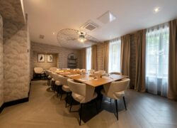 une salle de conférence avec une longue table et des chaises