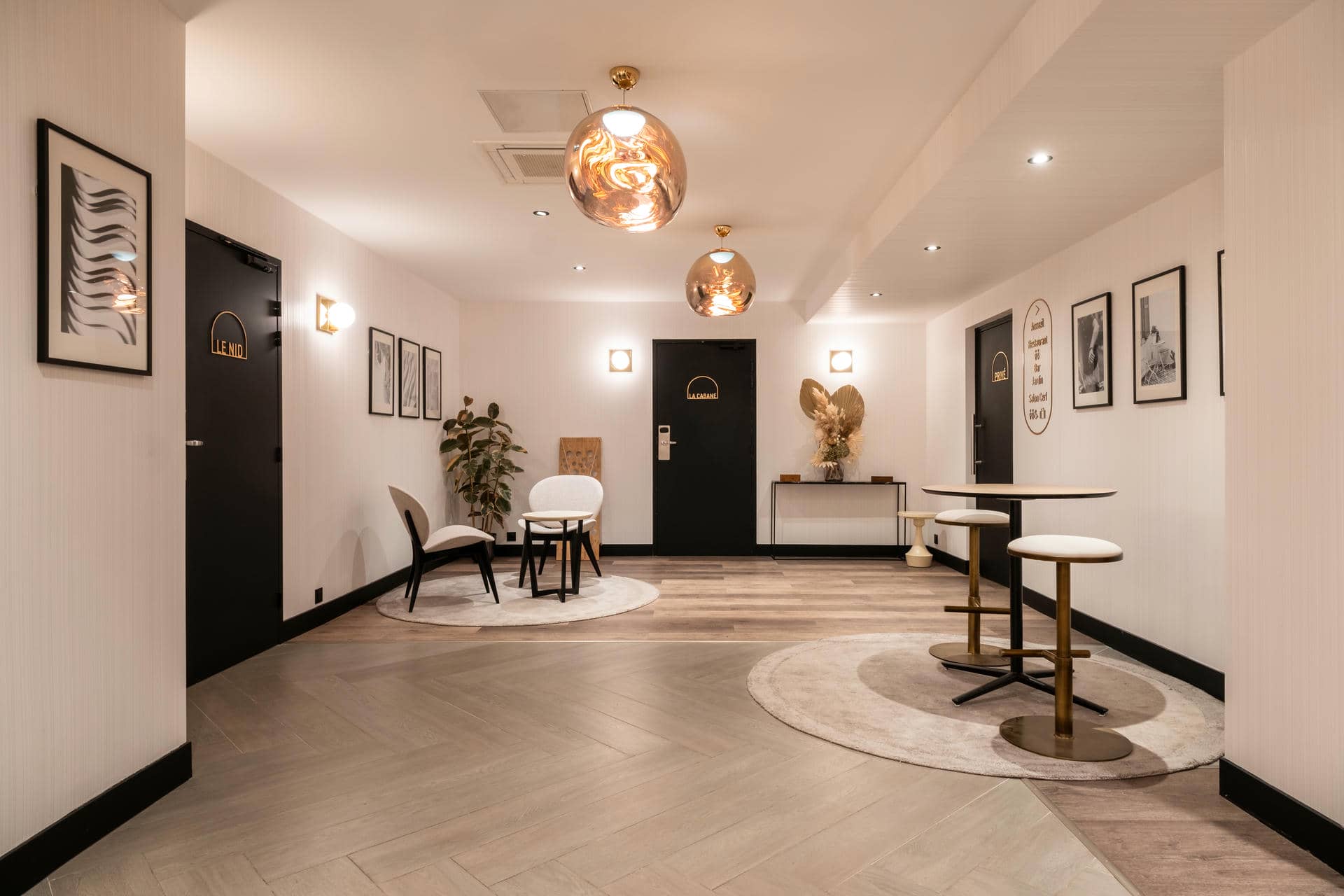un couloir avec quelques tables et chaises dans la salle espace pause