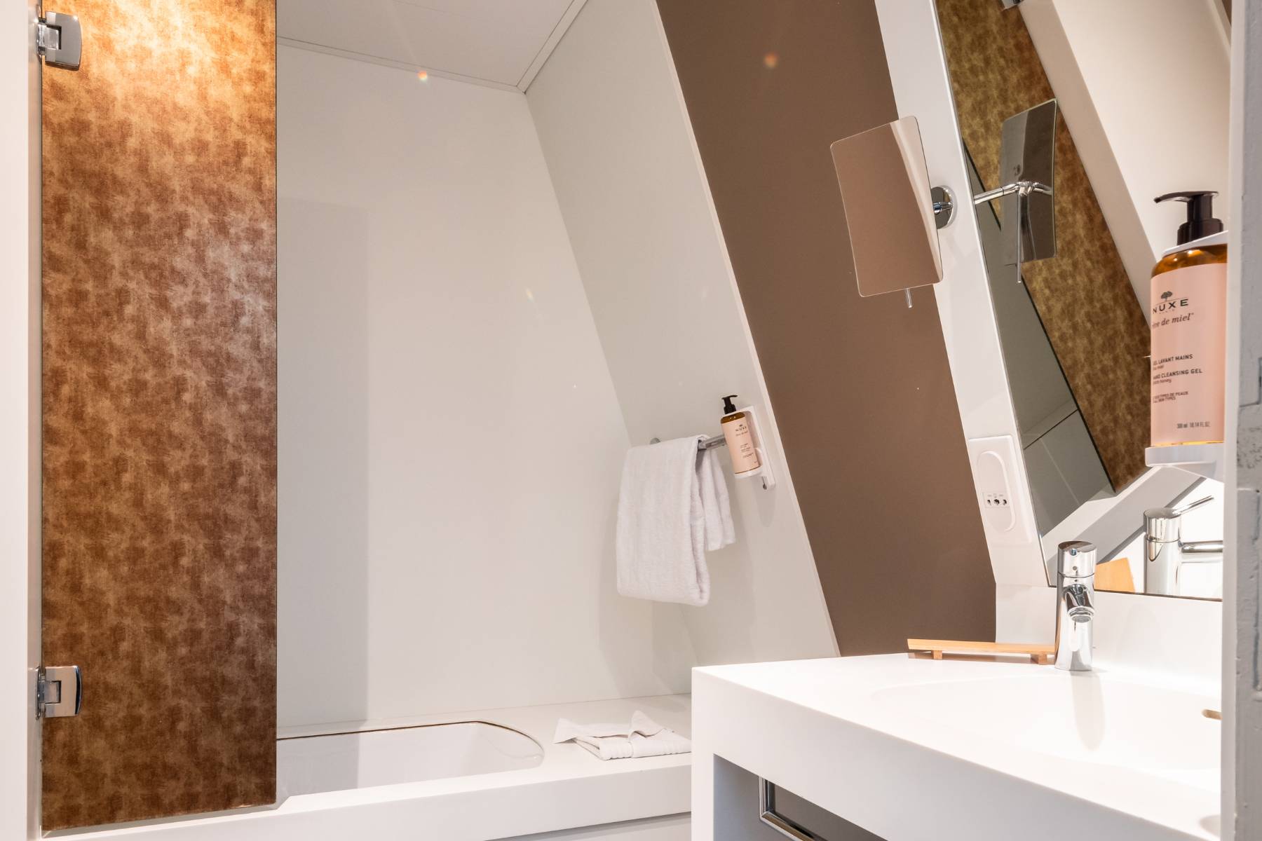 en::Attic-style bathroom with a hanging towel. fr::Salle de bain sous pente avec serviette suspendue.