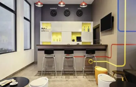 une cuisine avec des horloges au mur qui disent marseille lyon et paris