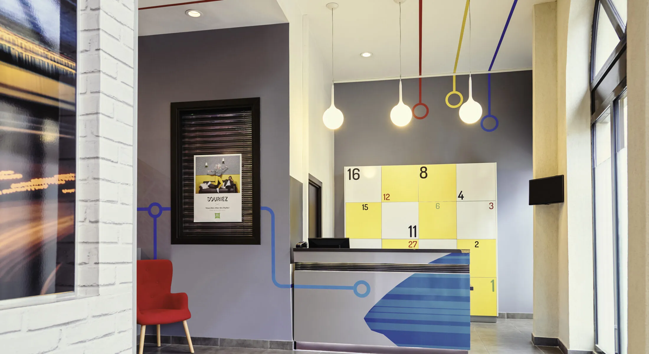 une salle avec un panneau sur lequel est écrit "prix"