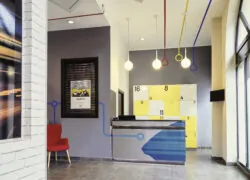 une salle avec un panneau sur lequel est écrit "prix"