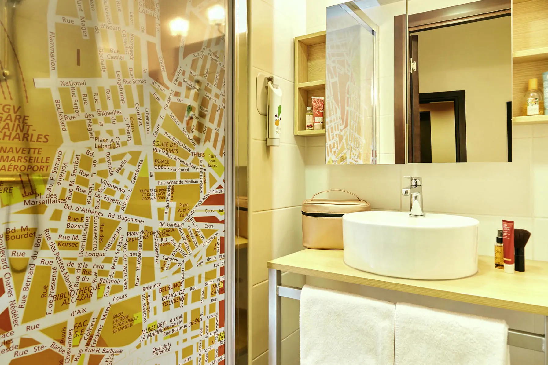 une salle de bains avec un lavabo et une carte au mur