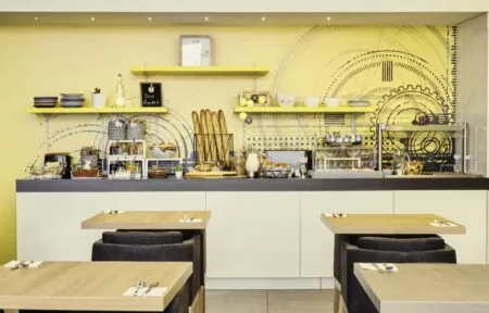 un buffet de petit-déjeuner avec un panneau portant l'inscription "Bon appetit"