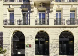 la façade d'un hôtel ibis styles avec des fenêtres cintrées