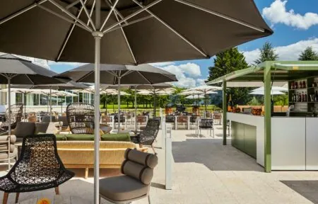 un patio avec parasols et chaises et un bar