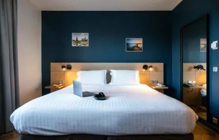 une chambre d'hôtel avec un lit et un ordinateur portable dessus