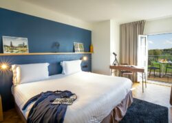 une chambre d'hôtel avec un grand lit et un bureau