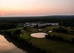 vue aérienne d'un terrain de golf avec un grand bâtiment en arrière-plan