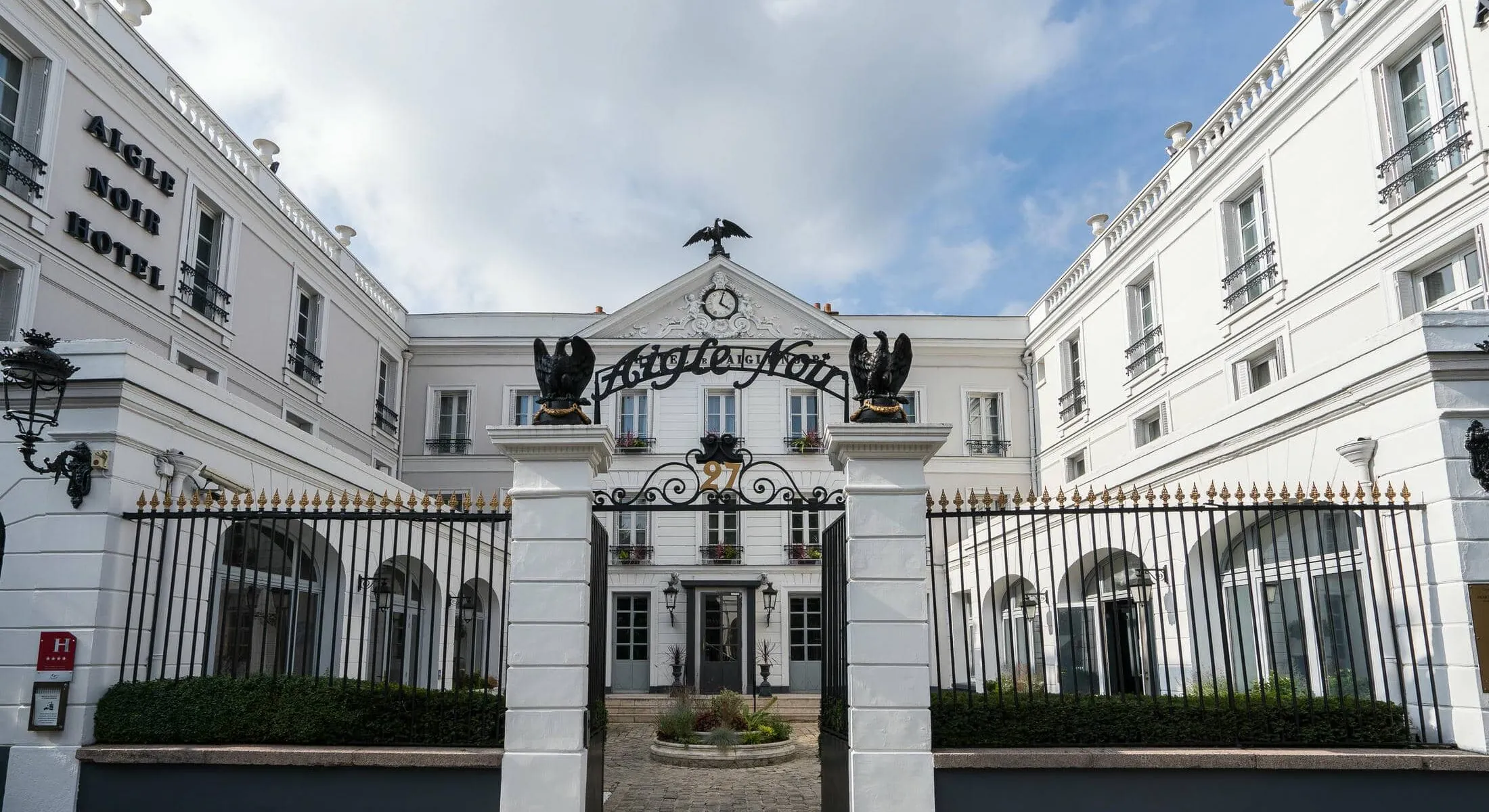 a white building with the word aigle noir on it