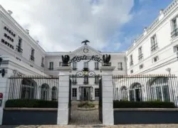 un bâtiment blanc portant le mot aigle noir