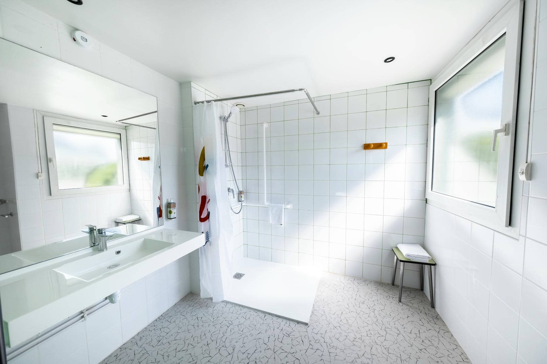 une salle de bain avec un lavabo et une douche à l'italienne