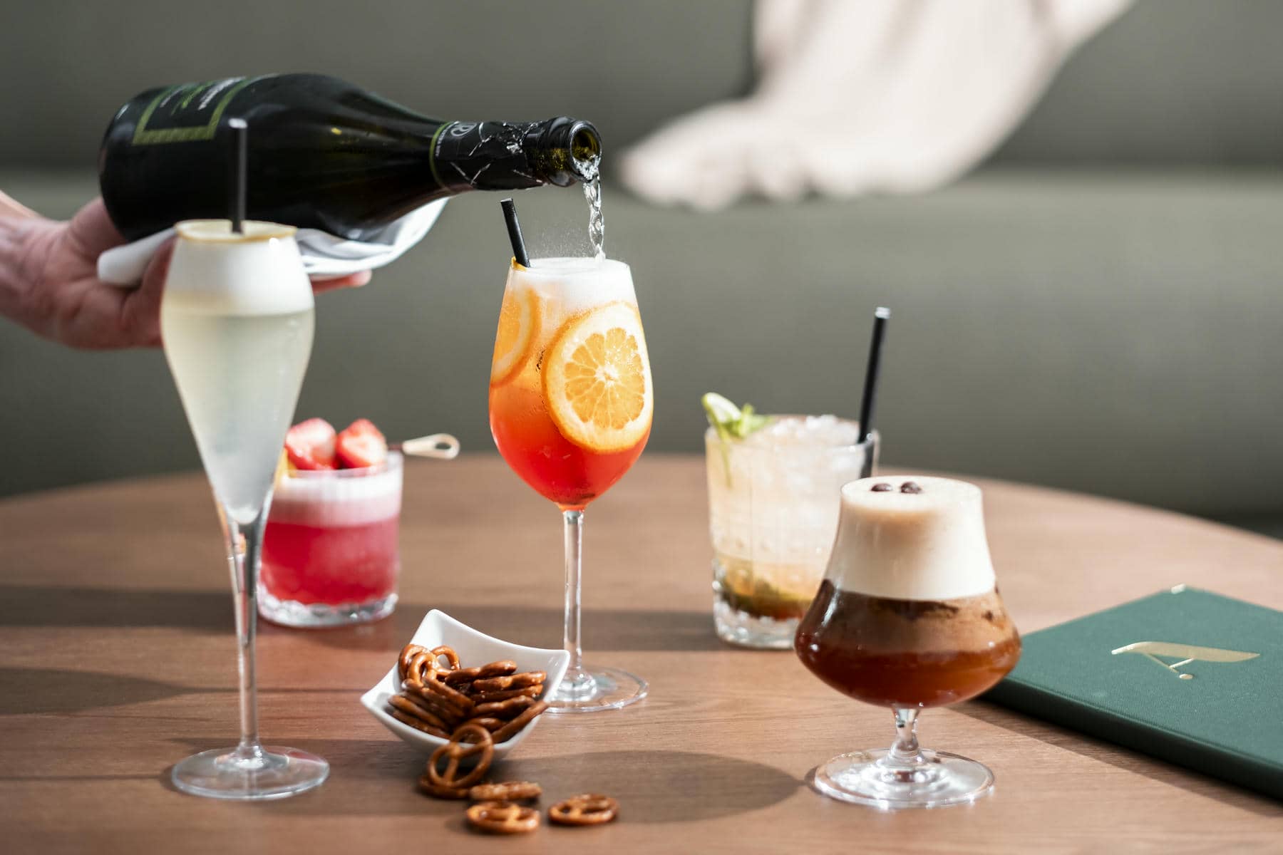 une bouteille de champagne est versée dans un verre