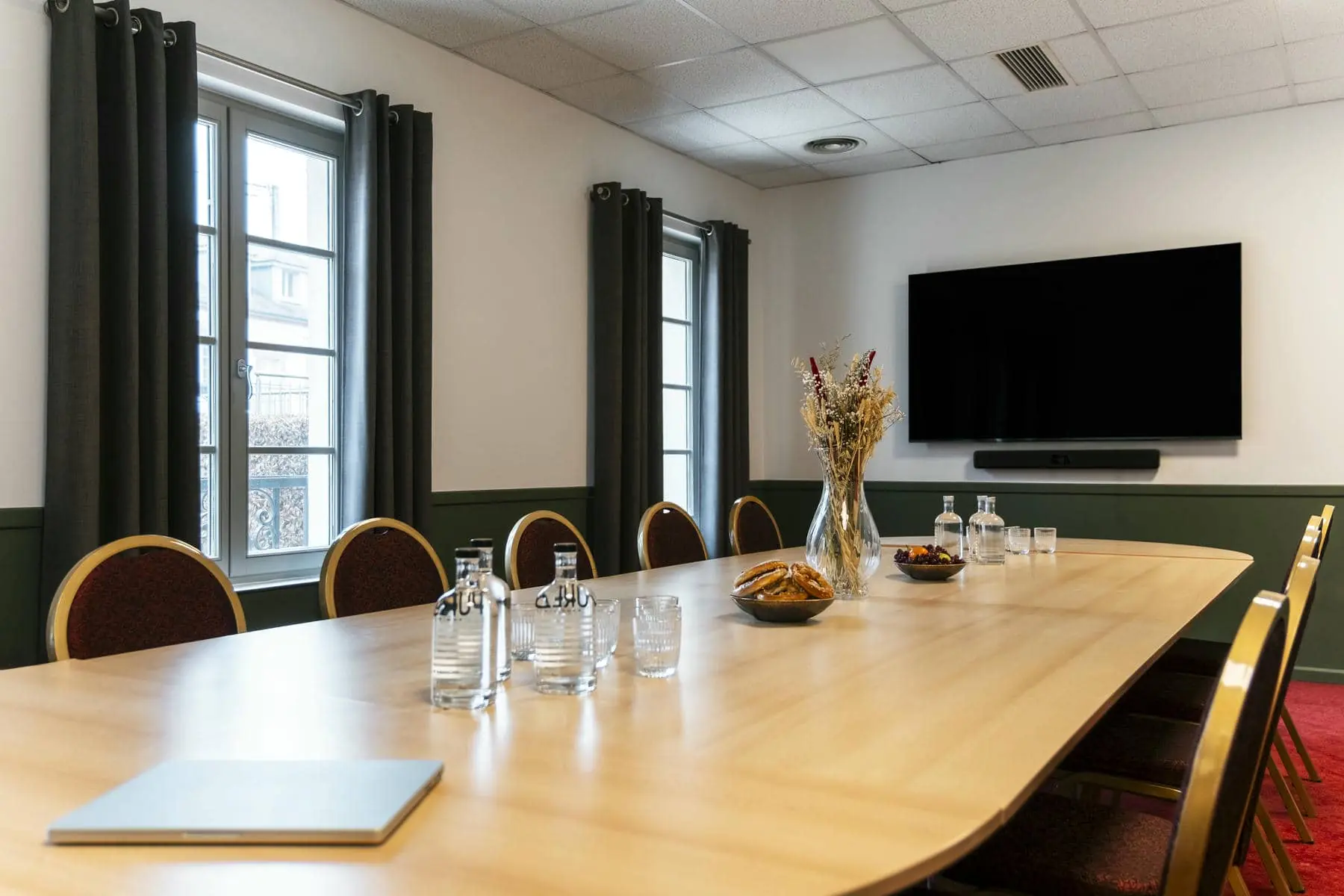 une salle de conférence avec une longue table et des chaises