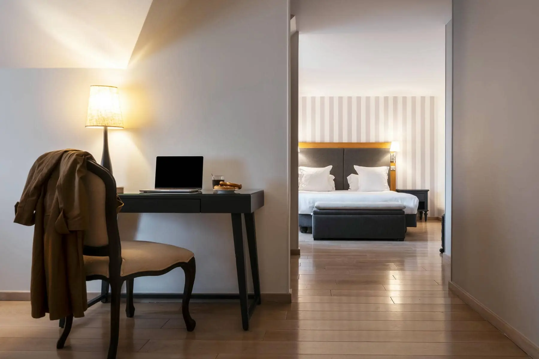 un bureau avec un ordinateur portable dans une chambre d'hôtel