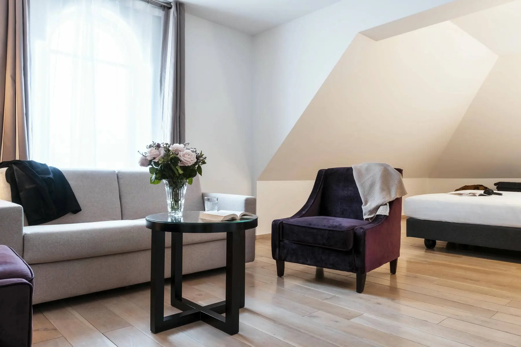 un salon avec un canapé, une chaise et une table