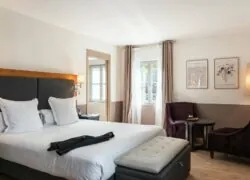 une chambre d'hôtel avec un grand lit et une chaise