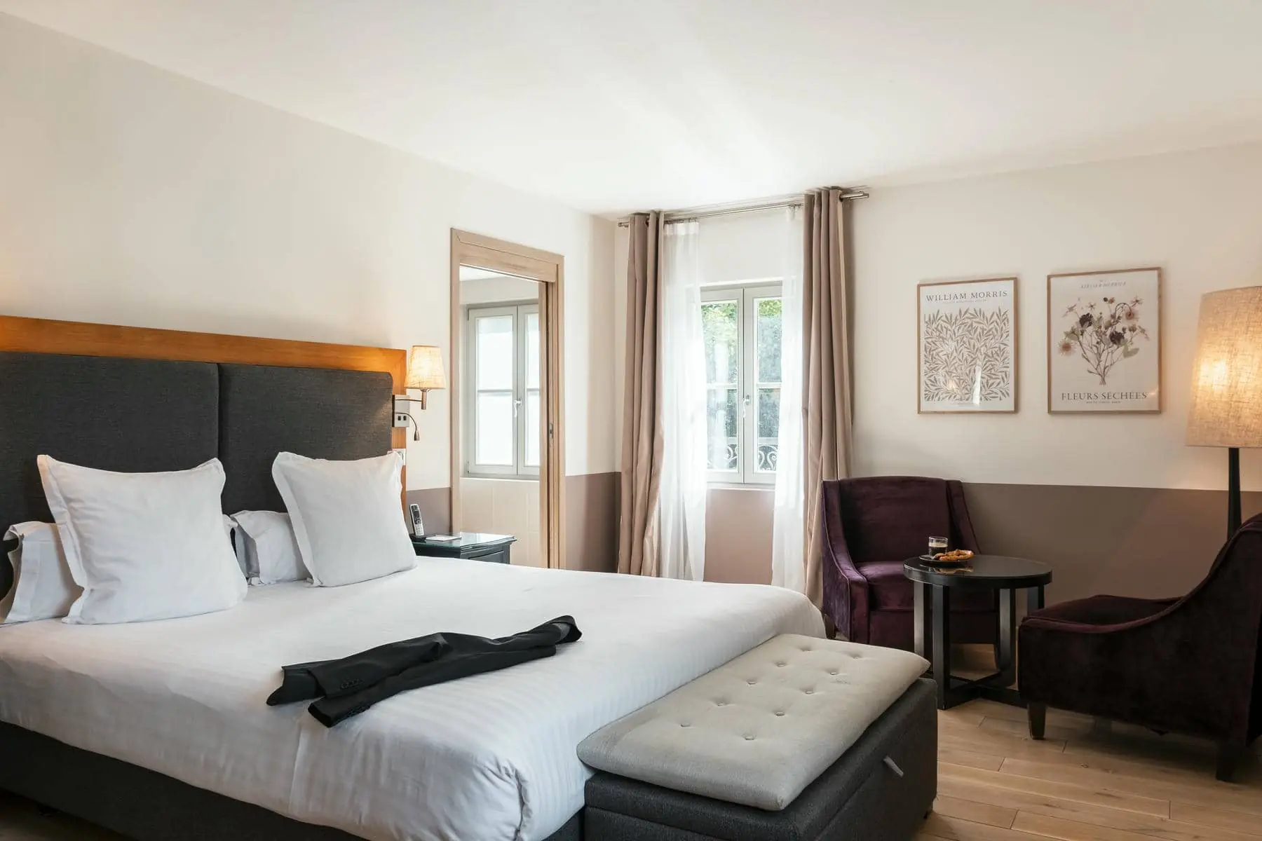 une chambre d'hôtel avec un grand lit et une chaise