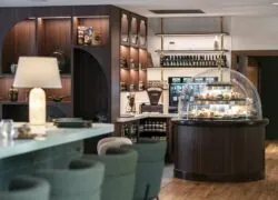 la vitrine d'un restaurant est surmontée d'un dôme en verre