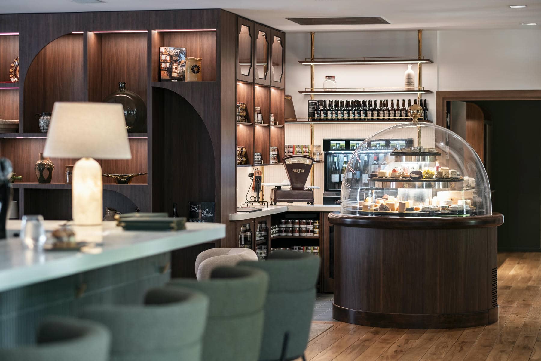 la vitrine d'un restaurant est surmontée d'un dôme en verre