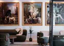 trois tableaux encadrés sont accrochés au mur au-dessus d'un canapé