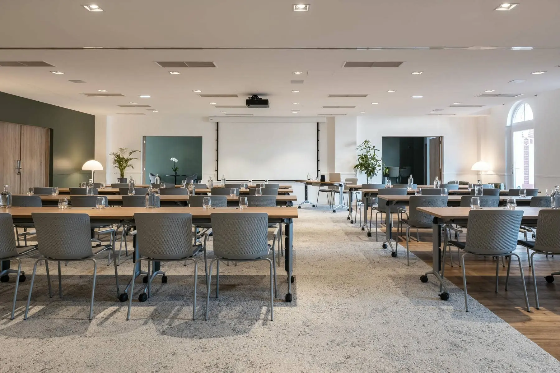 une grande salle avec des tables et des chaises pour une réunion
