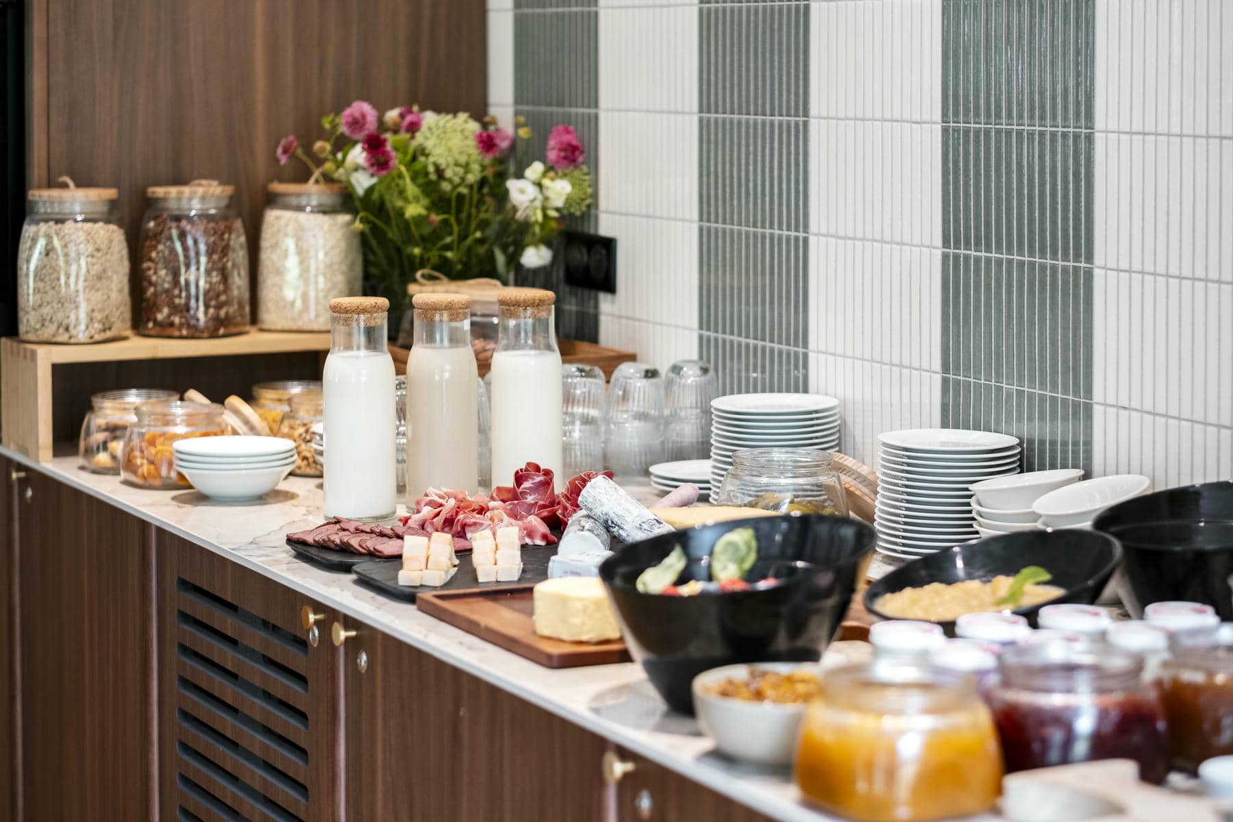 une table de buffet avec des bouteilles de lait