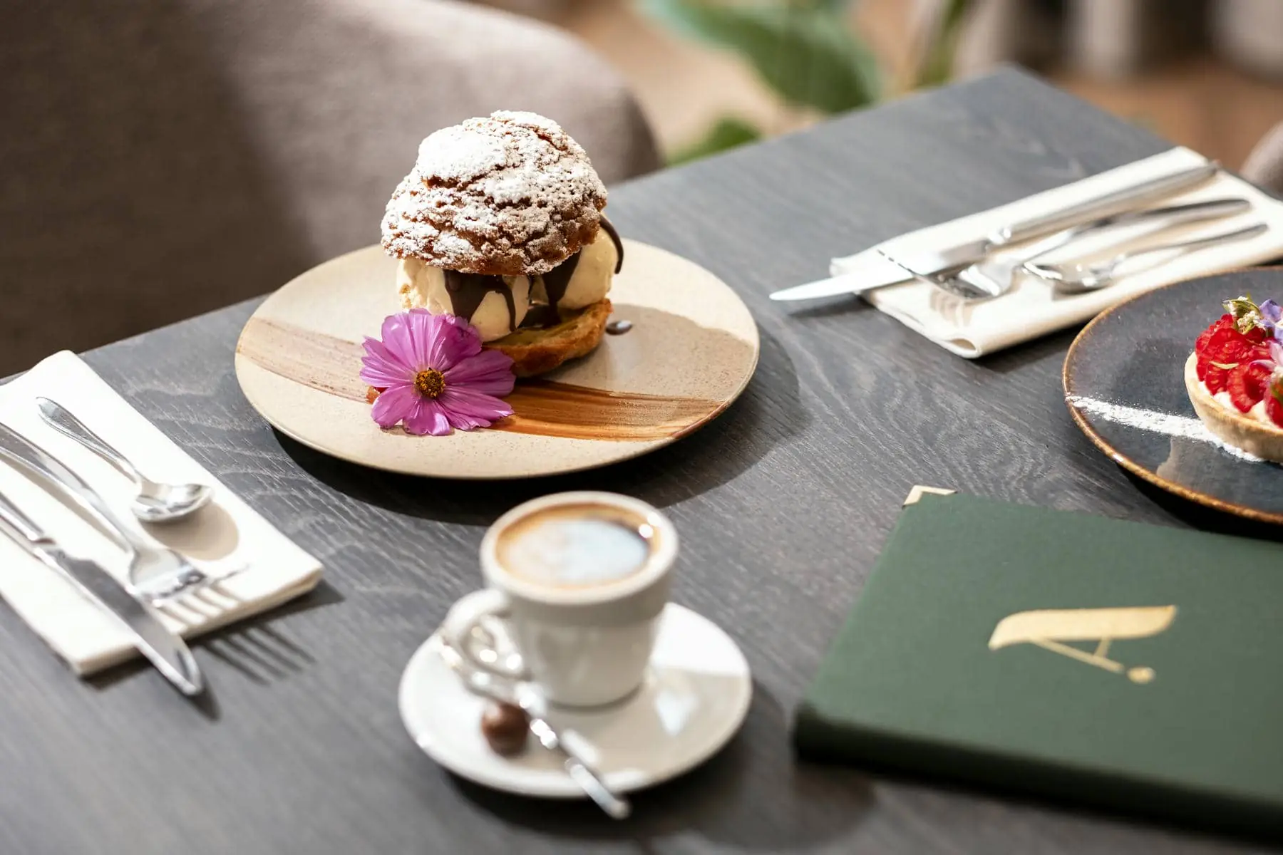 un livre vert avec la lettre a dessus