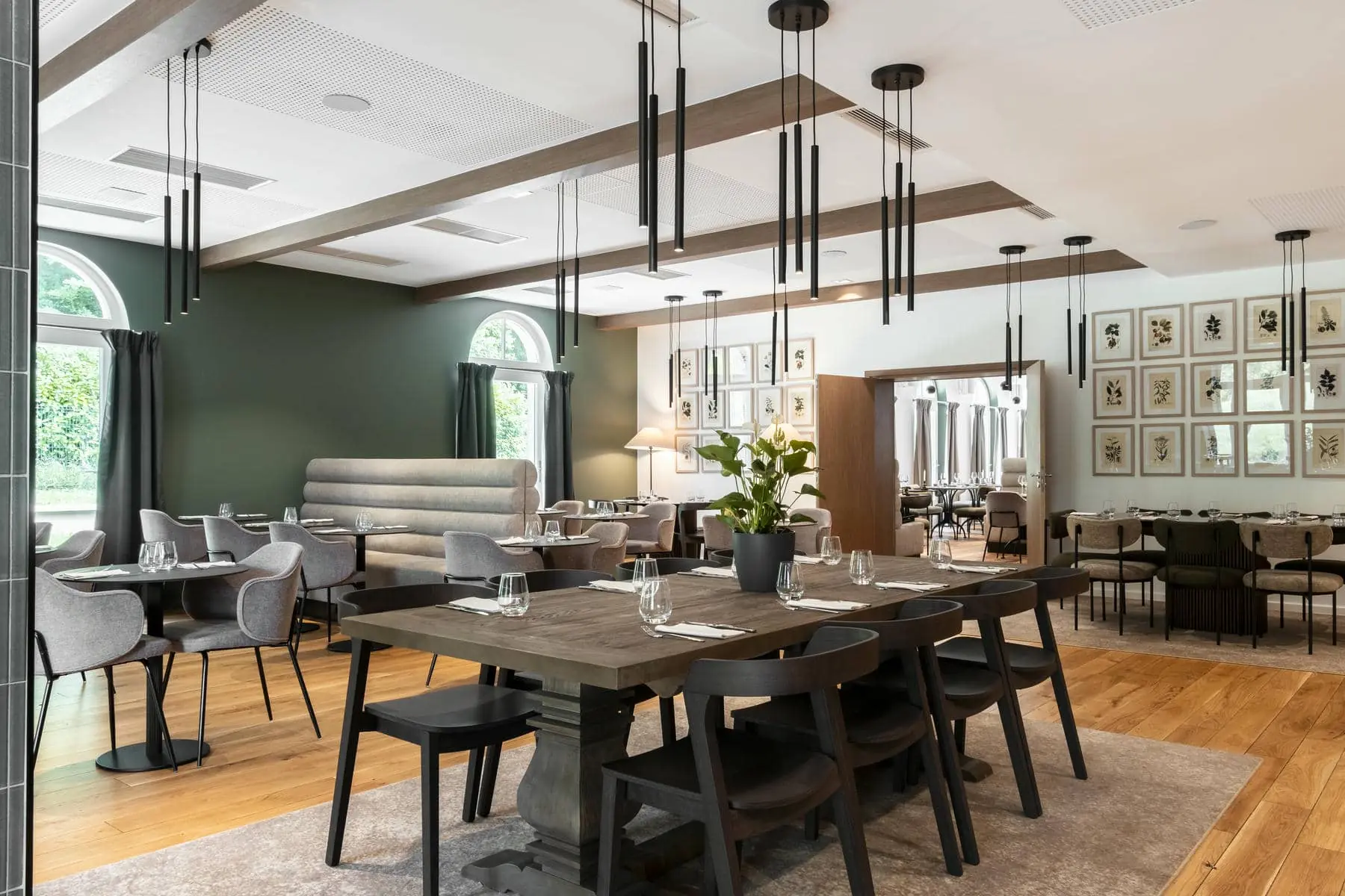 une salle à manger avec des tables et des chaises et une plante sur la table