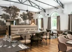 une salle à manger avec une peinture d'arbres au mur