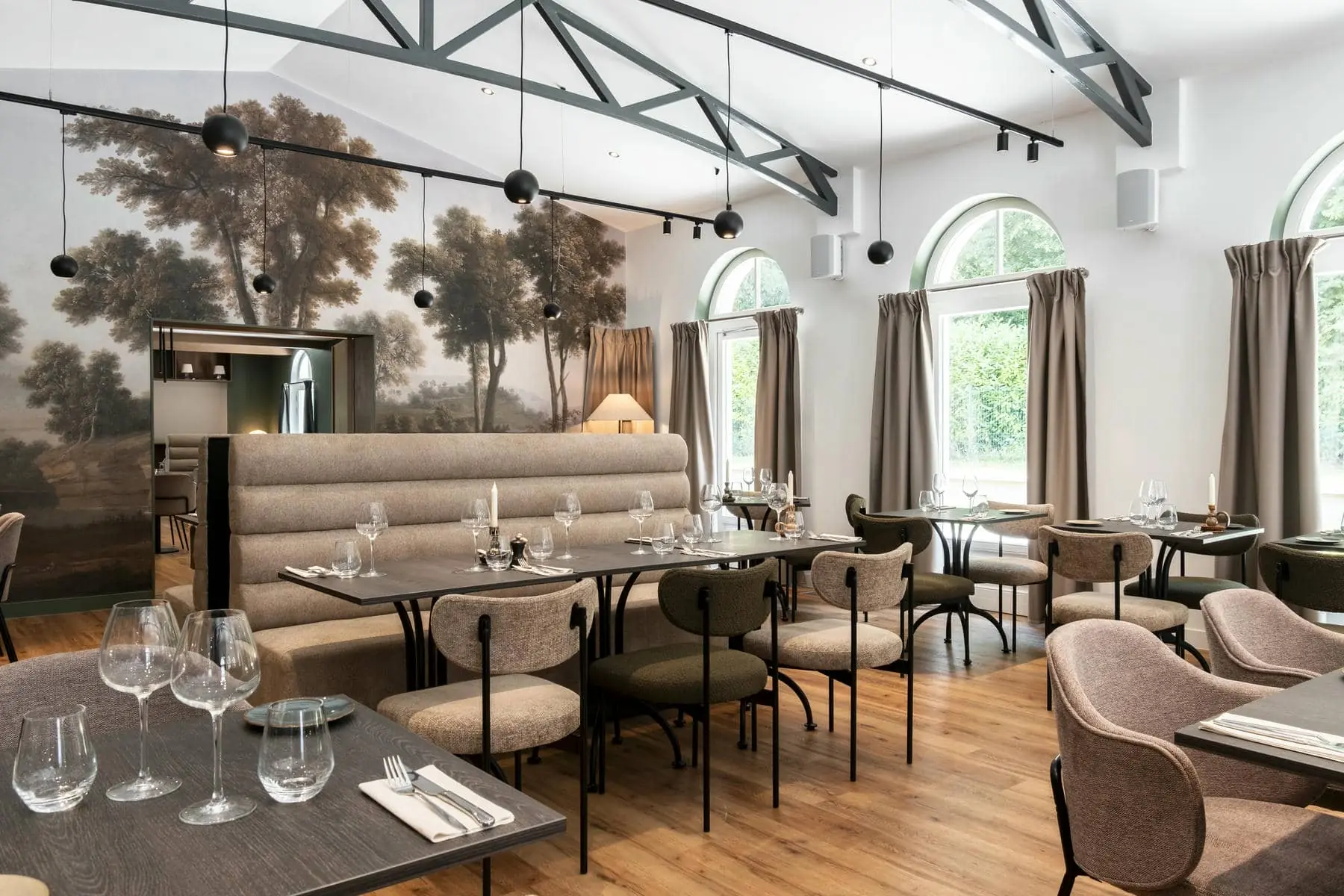 une salle à manger avec une peinture d'arbres au mur