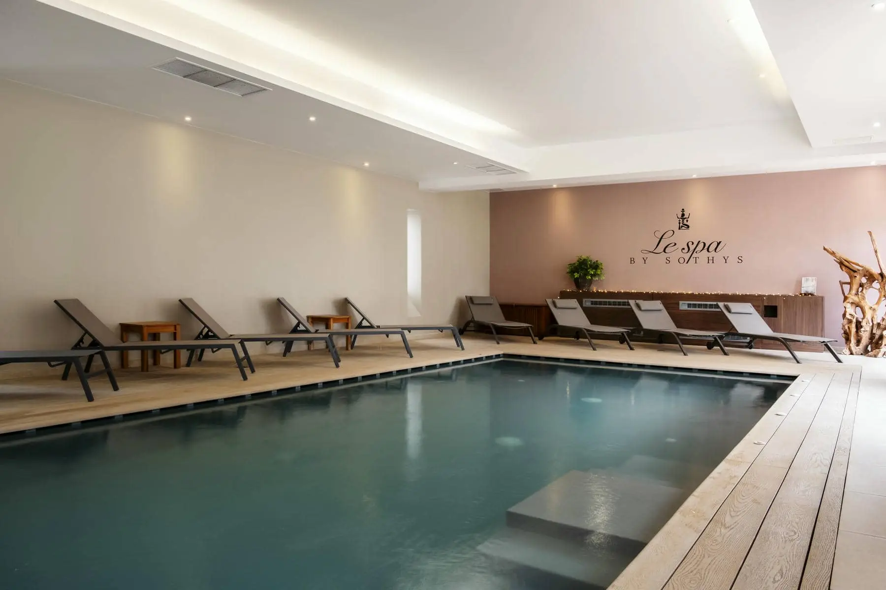 une piscine avec un panneau indiquant le spa